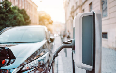 Aufladen der Elektroautobatterie auf der Straße