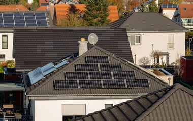 Solaranlage auf einem Dach eines Wohnhauses