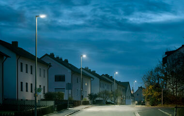 Mit LED-Leuchte erhellte Straße in einem Wohngebiet bei Nacht