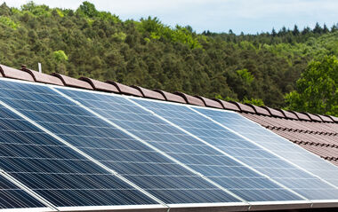 Nahaufnahme einer Solaranlage auf einem Dach