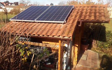 Steckerfertige PV-Anlage auf einem Dach einer Gartenlaube