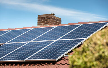 Ältere Solaranlage auf einem Dach