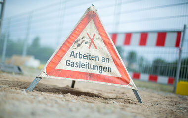 Baustelle wird durch ein Hinweisschild Arbeiten an Gasleitungen gekennzeichnet