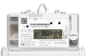 Detailaufnahme von einem elektronischen Drehstromzähler