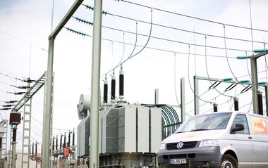 Montagefahrzeug der e-netz Südhessen parkt vor den Transformatoren einer Umspannanlage