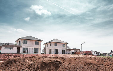 Baugebiet der e-netz Südhessen mit Blick auf zwei Häuser im Rohbau